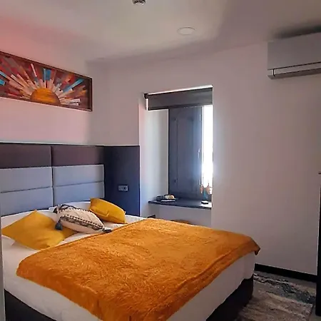 Taska Velha Hostal *